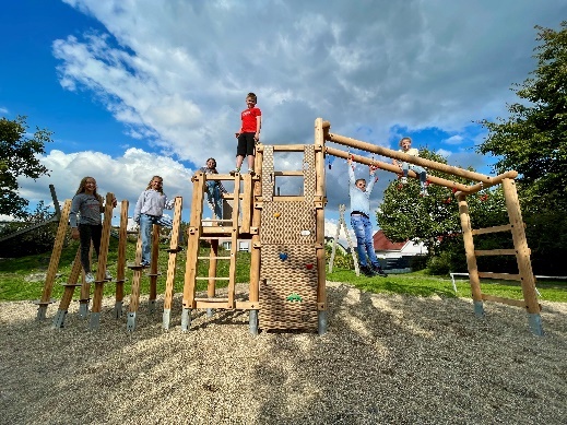Kinder erobern das neue Klettergerüst
