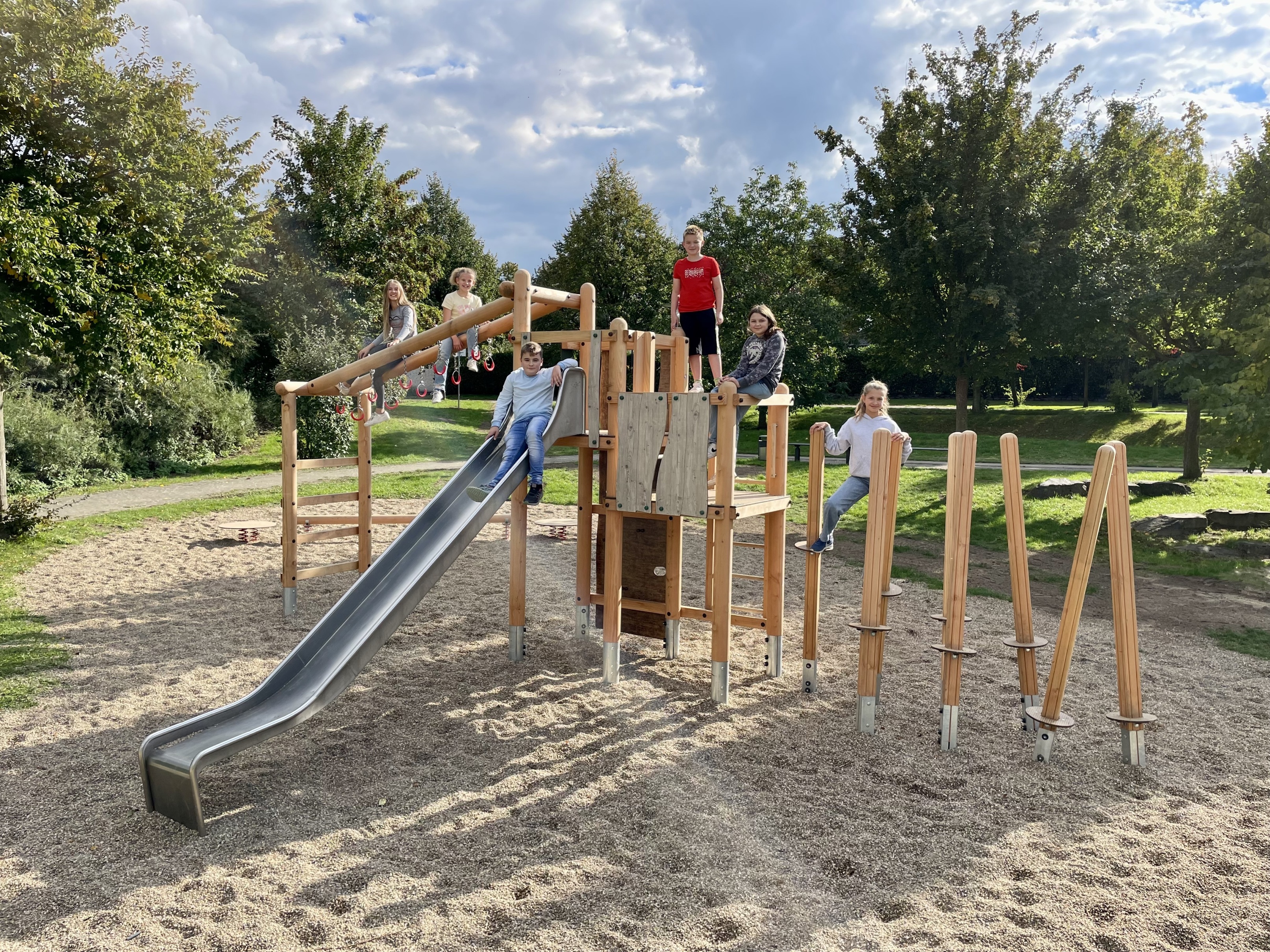 Das neue Klettergerüst mit der wiederverwendeten Rutsche