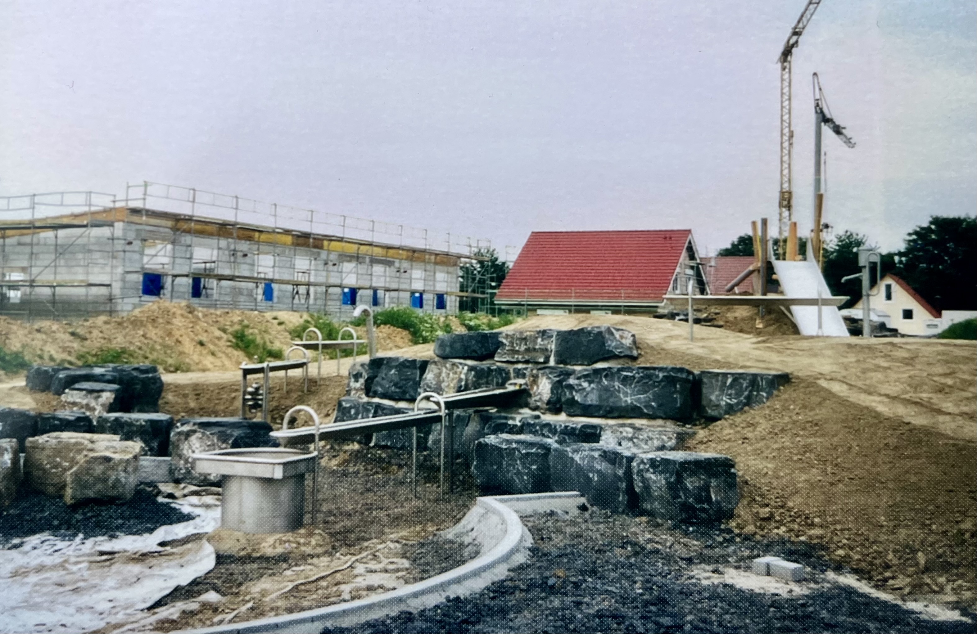 Der Sandkasten mit Pumpen und Wasserläufen in der Bauphase